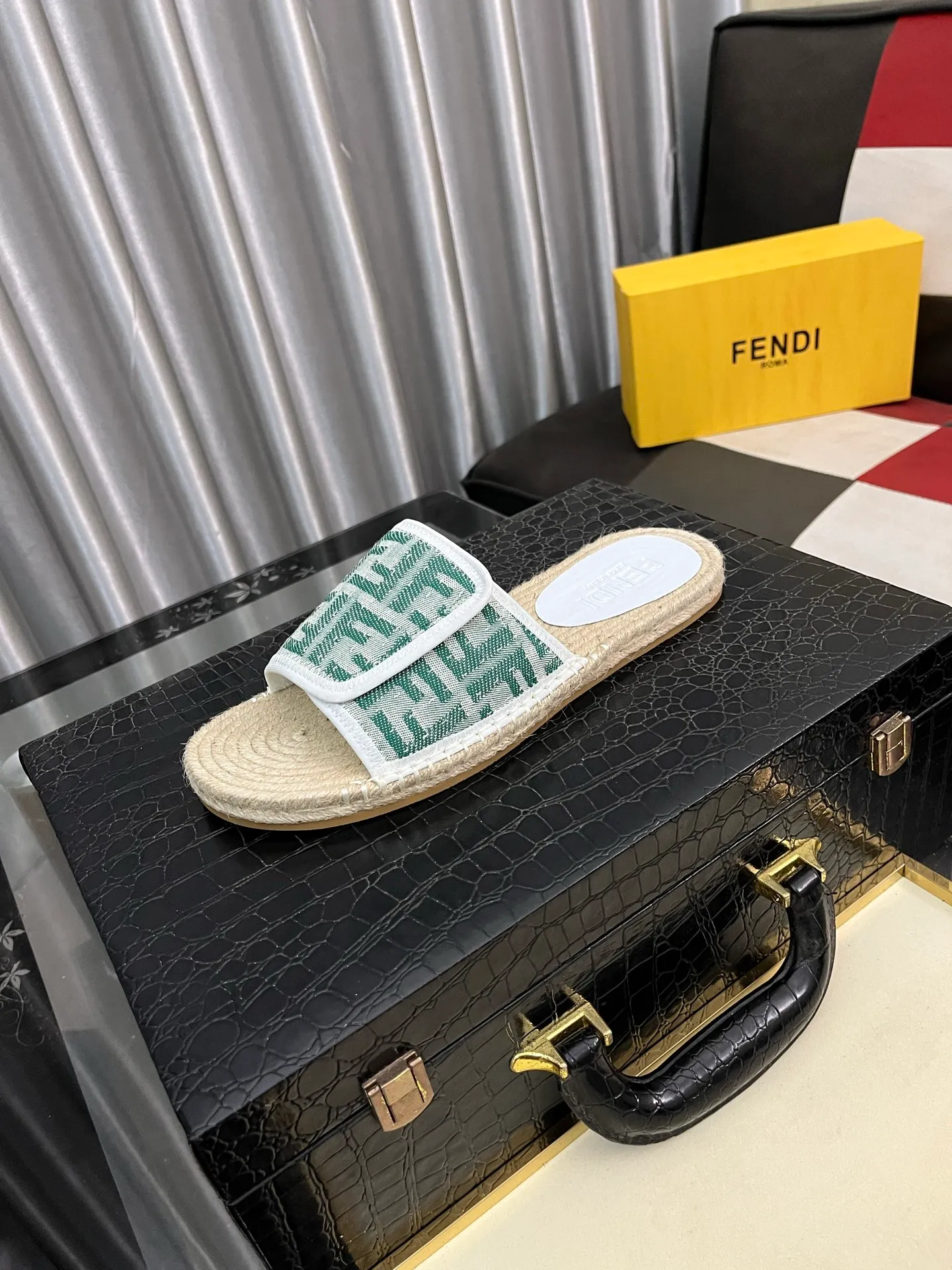 Men's shoes💰320⌚️⌚️[FENDI~Fendi slippers] High-end men's shoes brand official website 1:1 latest masterpiece: original mold customization, fabrics made of imported original materials, upgraded outsole, lighter, top quality in the market, simple and tasteful, a must-have for fashionistas, fashion is at your feet, full of confidence, the same style at the counter👍The season of summer slippers is here. Yardage: 38-44. Can be customized45.46.47